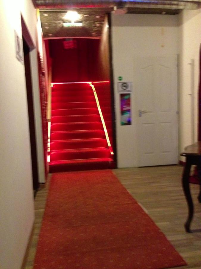 Whole Basement Former Pub For Stag Do, Bachelor House Party Flat Budapest Ngoại thất bức ảnh